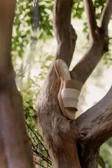 Sandalias planas de cuero marrón con tira ancha sobre el empeine. La plantilla es de cuero con la inscripción "LE".