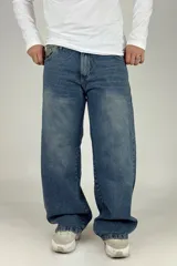 Pantalón de jean azul con efecto lavado, corte amplio, bolsillos cargo laterales y cintura baja.