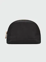 Bolsa pouch semicircular Longchamp modelo Le Foulonné, confeccionada en cuero negro granulado con cierre superior dorado y logo grabado en la parte frontal.