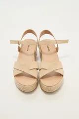 Sandalias color beige con plataforma de yute y tiras cruzadas sobre el empeine.