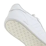 Championes urbanos Adidas modelo Breaknet Sleek, color blanco, confeccionados en cuero sintético con diseño de líneas laterales clásicas, cierre de cordones y suela de goma con textura.