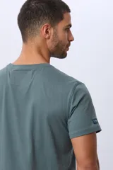Remera lisa de manga corta y cuello redondo, color gris oscuro, de calce cómodo con pequeño logo bordado en el pecho.