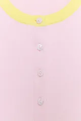 Chaqueta de punto con diseño color block, cuello redondo y manga larga. Presenta cuerpo en color rosado con franja inferior amarilla, mangas grises con puños amarillos y cierre frontal con botones.