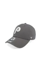 Gorra de béisbol de seis paneles con corona relajada y visera curva. Presenta el logo del equipo bordado en el frente y logo de la marca en el lateral. Cuenta con cierre de correa ajustable en la parte posterior.