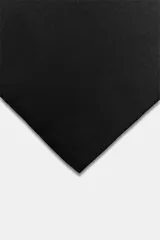 Top tipo pañuelo de satén color marrón oscuro, con escote recto fruncido y bajo asimétrico en punta.