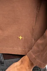 Remera de manga larga con efecto lavado, corte oversize y cuello redondo, confeccionada en algodón peinado.