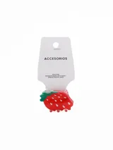 Pinza para el cabello con diseño de frutilla en color rojo con hojas verdes, fabricada en resina.