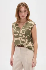 Blusa de viscosa con estampado geométrico en tonos verde militar y beige, escote en V y diseño sin mangas.