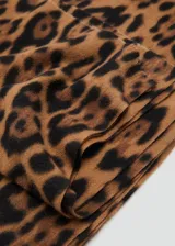 Bufanda rectangular con estampado animal print de leopardo en tonos marrones y negros.
