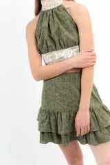 Minifalda verde oliva con textura y volados en el ruedo.