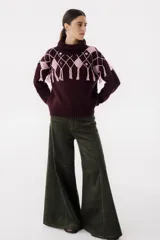 Pantalón de pana de corte wide leg extra ancho, con tiro alto, cierre frontal con botón y costuras a contratono.