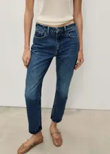 Jeans de tiro alto con corte mom-fit, confeccionados en tejido de algodón estilo vaquero. Presentan cierre de cremallera con botón, trabillas para cinturón y diseño clásico de cinco bolsillos.
