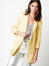 Blazer oversized lila de corte recto, largo a la cadera, con hombreras finas forradas, costuras internas con sesgo combinado y maxi bolsillos delanteros. Incluye lazo de algodón con detalle a tono.