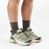 Championes de trekking Salomon modelo X Ultra 360 Edge, en color verde militar con detalles en negro, suela marrón y celeste. Cuentan con sistema de ajuste rápido de cordones y tecnología Advanced Chassis para mayor estabilidad y protección en exteriores.