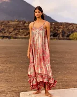 Vestido largo y fluido de seda lúrex en color rojo, con estampado inspirado en pañuelo, escote en V con panel acolchado, tirantes ajustables y bajo con volante. Cuenta con forro de modal.