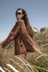 Parka de jean oversize en tono óxido con acabado lavado, bolsillos frontales con tapa, cuello clásico y puños regulables.