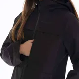 Campera impermeable negra con capucha, cierre frontal completo y bolsillos laterales. Confeccionada en tejido técnico resistente al agua y al viento, diseñada para actividades al aire libre y uso urbano.