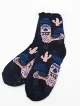 Medias de invierno azul marino con interior de sherpa blanco y diseño de llamas rosas y cactus.