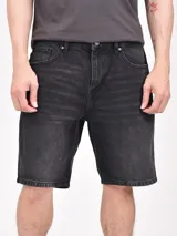 Bermuda de jean color negro con efecto lavado, de corte recto y largo hasta la rodilla.