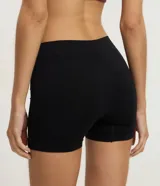 Pack de dos boyshorts sin costuras, uno color negro y otro color piel.