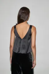 Musculosa negra de satén con escote en V y breteles con detalle de encaje.