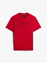 Remera de cuello redondo confeccionada en puro algodón, con corte regular y logo de la marca estampado en el pecho.