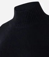 Suéter de punto de corte oversize y largo alargado, con cuello alto, mangas largas y aberturas laterales sutiles. Presenta puños y ruedo con acabado acanalado.