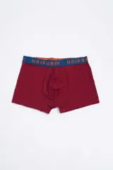 Boxer color borgoña con elástico azul en la cintura con la inscripción "UNIFORM" en color naranja.