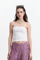 Top blanco de encaje con escote recto y breteles finos.