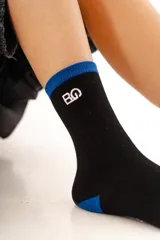 Medias de algodón color crema con detalle de franja gris en el puño y bordado de la bandera de Uruguay en el lateral.