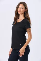 Remera básica de algodón color negro, con cuello redondo y mangas cortas de corte clásico.