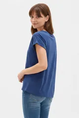 Remera de algodón color azul, de corte holgado, cuello redondo y mangas cortas con vuelta.