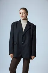 Calza semi-oxford color marrón oscuro de lycra gruesa, tiro alto y corte ajustado.