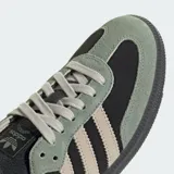 Championes Adidas Samba Og W, color negro con detalles en verde y beige.