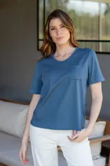 Remera básica de algodón color azul, con escote redondo, manga corta y bolsillo en el pecho.