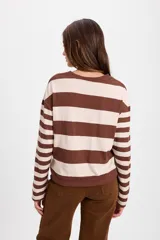 Remera de manga larga con diseño de rayas horizontales anchas en color marrón y beige, confeccionada en tejido de punto con cuello redondo.