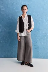 Jean wide leg de tiro alto con calce amplio y pierna ancha, de color celeste con lavado clásico. Presenta diseño de cinco bolsillos y cierre frontal con botón y cremallera.