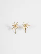 Aros tipo caravanas con diseño de estrella o sol radiante, elaborados en acero quirúrgico con acabado dorado.