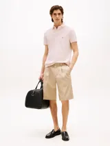 Chomba Tommy Hilfiger de corte regular, color rosa claro, con cuello tipo polo y tapeta de dos botones. Logo bordado en el pecho.