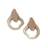 Par de aros colgantes con forma geométrica irregular, color dorado con brillo y pieza superior en color crema.