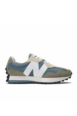 Championes urbanos New Balance modelo 327, con diseño retro inspirado en los años 70. Presenta una combinación de paneles de gamuza en tono verde oliva y nylon azul, con el logo 'N' sobredimensionado en color blanco en el lateral. Incluye entresuela de espuma blanca y suela de goma con relieve extendido hacia el talón.