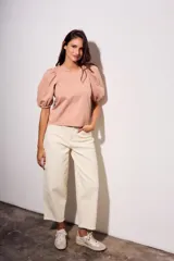 Remera color ladrillo de algodón peinado, de corte ajustado, con cuello redondo y mangas globo 3/4.