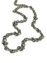 Collar de cadena de eslabones de acero quirúrgico con perlas de hematite intercaladas a lo largo de toda la pieza.