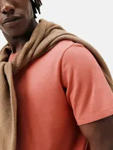 Camiseta básica de manga corta y cuello redondo, color rojo oscuro.