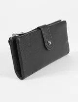 Billetera rectangular de cuero vegano con textura granulada, color amarillo. Cuenta con cierre superior y solapa frontal con broche a presión y detalle metálico.