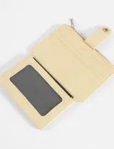 Tarjetero monedero de cuero vegano color celeste claro, con cierre a presión en solapa frontal y cierre de cremallera superior para monedas.