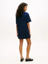 Vestido tipo chomba azul marino de manga corta, con cuello camisero, cartera de tres botones y logo script bordado en el pecho.