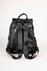 Mochila negra de cuero sintético con solapa y cierre de cordón con dos flecos decorativos con cuentas plateadas. Cuenta con tres compartimentos principales, bolsillos internos adicionales, dos bolsillos laterales y un bolsillo trasero con cierre. Tiene un asa superior fija y dos correas regulables en la espalda.