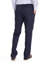 Pantalon de vestir para hombre de corte modern fit y tiro medio, confeccionado en gabardina de algodón con tratamiento antiarrugas. Presenta cierre frontal con botón, bolsillos laterales y bolsillos traseros.