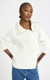 Sweater blanco de punto acanalado con cuello alto amplio y cierre de cremallera asimétrico, hombros caídos y mangas largas.